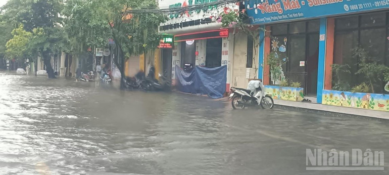 Người dân dùng vải bạt che chắn nước dâng vào nhà. ndo_br_3.jpg