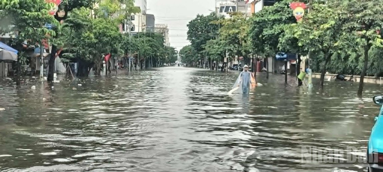 Đi lại của người dân gặp muôn vàn khó khăn. ndo_br_2.jpg