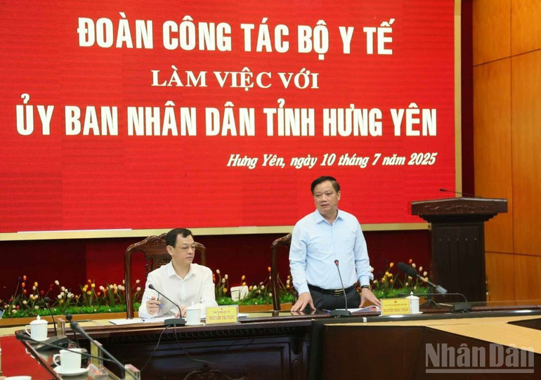Chủ tịch Ủy ban nhân dân tỉnh Nguyễn Khắc Thận cho biết, Trường đại học Y Dược Thái Bình là niềm tự hào của đảng bộ, chính quyền và nhân dân địa phương. ndo_br_4.jpg