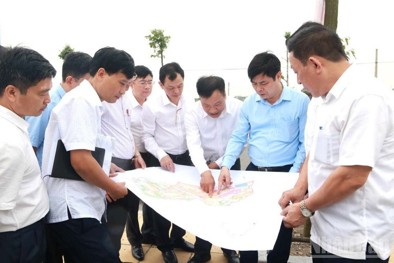 Đoàn công tác Bộ Y tế cùng lãnh đạo tỉnh khảo sát khu vực dự kiến xây dựng cơ sở 2 Trường đại học Y Dược Thái Bình tại phường Trần Lãm (thành phố Thái Bình cũ). ndo_br_6.jpg