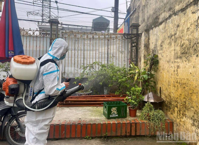 Nhân viên y tế tỉnh Hưng Yên phun thuốc khử khuẩn vệ sinh môi trường. ndo_br_3-1266.jpg