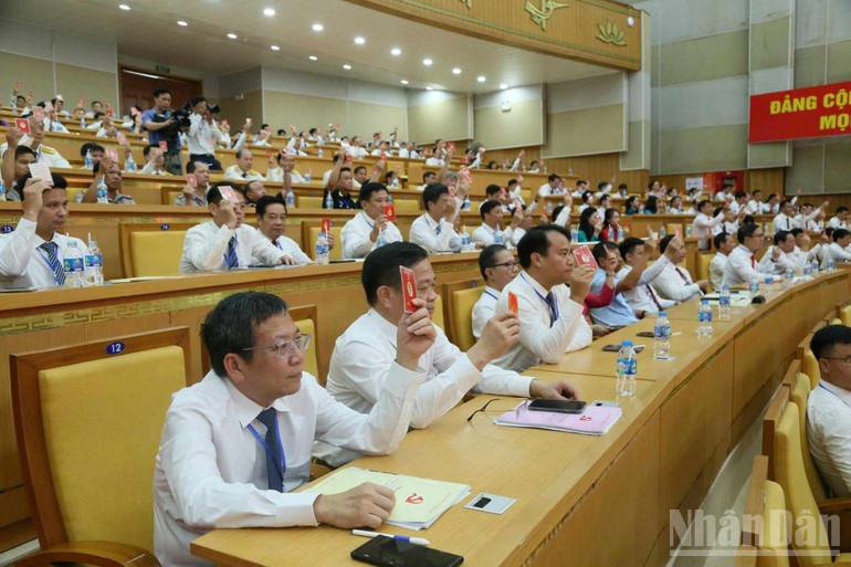 Đại biểu biểu quyết thông qua Nghị quyết Đại hội. ndo_br_5-224.jpg