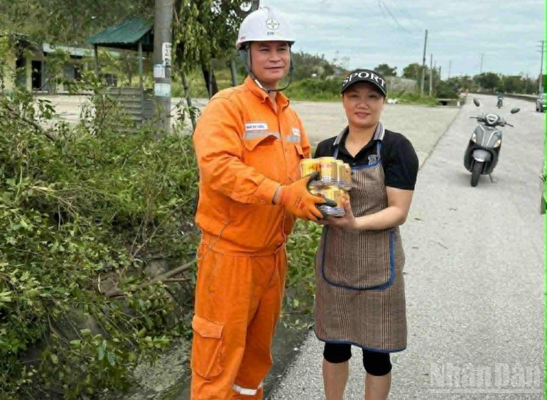 Người dân Nghệ An chia sẻ tình cảm với công nhân Điện lực Hưng Yên qua những món quà mộc mạc, giản dị. ndo_br_8.jpg