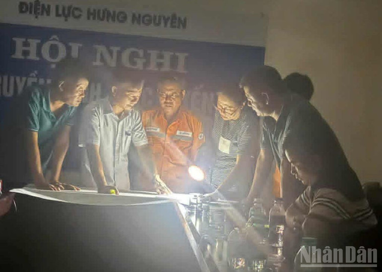 Các buổi bàn thảo công việc cũng được diễn ra khẩn trương trong ánh đèn pin le lói. ndo_br_1.jpg