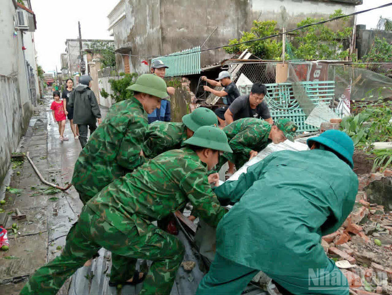 Nhanh chóng dọn dẹp, thu hồi các hạng mục công trình của người dân bị lốc xoáy quật đổ. ndo_br_4.jpg