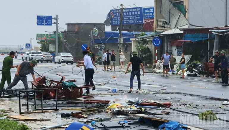 Cảnh tan hoang sau lốc xoáy ở xã Thái Thụy. ndo_br_1-8550.jpg