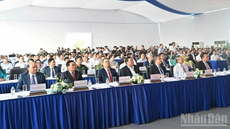 Các đại biểu tham dự sự kiện khởi công. ndo_br_2-2-9598.jpg