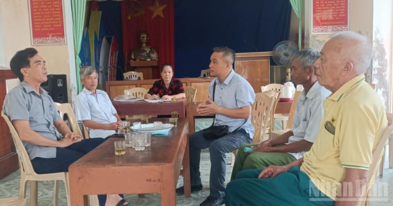 Tiếp xúc với phóng viên, người dân đều mong muốn tỉnh Hưng Yên bố trí nút giao có đèn tín hiệu tại giao cắt với đường nội xã. ndo_br_2-2.jpg