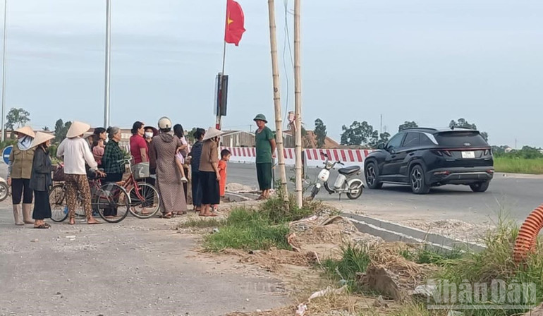 Ngày 5/8 vừa qua, đại diện Ban quản lý dự án đầu tư xây dựng số 2 cùng chính quyền địa phương tổ chức đối thoại với nhân dân để tìm tiếng nói chung. ndo_br_6.jpg