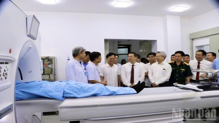 Các đại biểu thăm quan hệ thống chụp cắt lớp vi tính được đầu tư hơn 42 tỷ đồng. ndo_br_3-1.jpg
