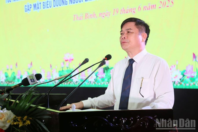Phó Chủ tịch Ủy ban nhân dân tỉnh Thái Bình Phạm Văn Nghiêm đọc diễn văn Lễ kỷ niệm. ndo_br_78153808cb8e72e0cd942d6f4a318c3b.jpg