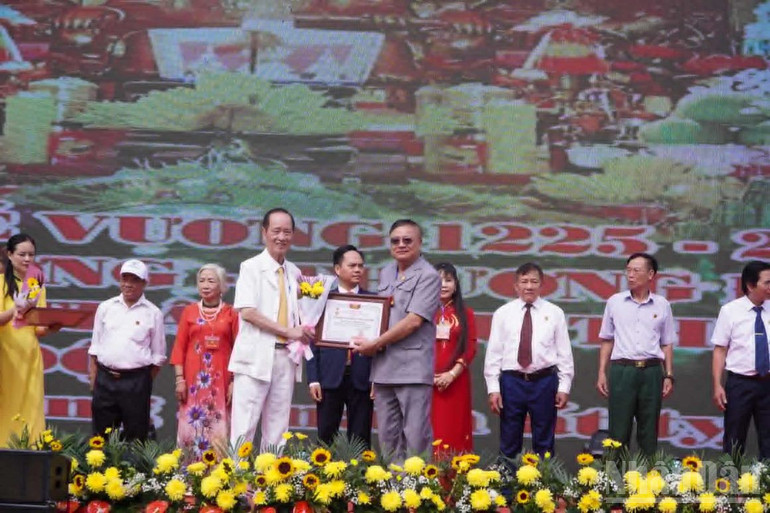Đại diện Ban chấp hành họ Trần Việt Nam trao Bằng khen và Kỷ niệm chương "Vì sự nghiệp xây dựng họ Trần Việt Nam" cho các tổ chức, cá nhân có đóng góp tiêu biểu. ndo_br_3.jpg