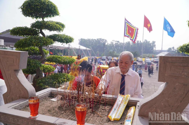 Người dân thắp hương tri ân tại Đền thờ Tổ họ Trần Việt Nam. ndo_br_4-5042.jpg