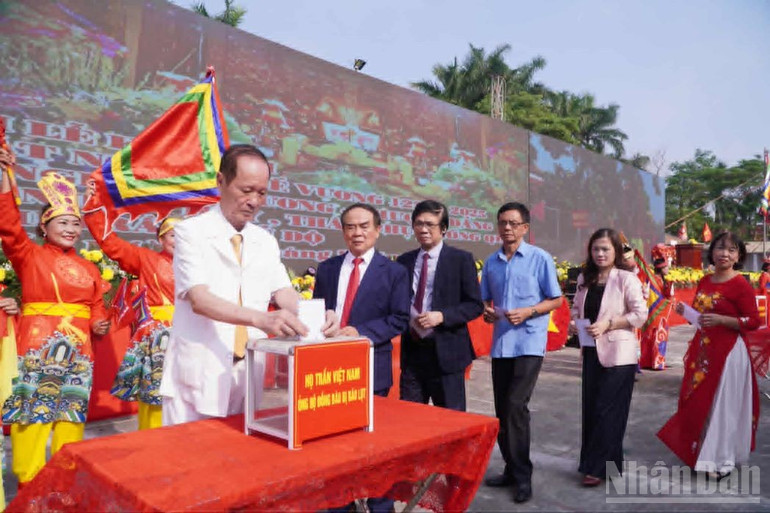 Các đại biểu dự Đại lễ kỷ niệm thực hiện nghĩa cử cao đẹp ủng hộ đồng bào bị bão lụt. ndo_br_2.jpg