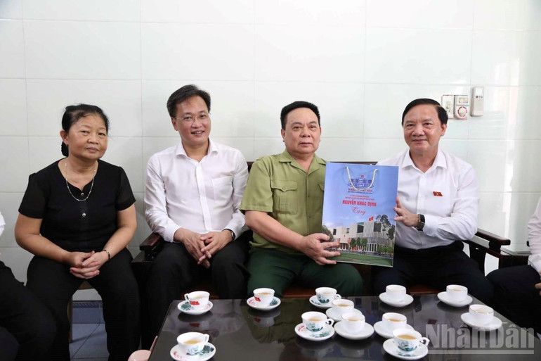 Phó Chủ tịch Quốc hội tặng quà thương binh Phạm Xuân Khu, thôn Thắng Lợi, xã Vũ Thư (Hưng Yên). ndo_br_3.jpg