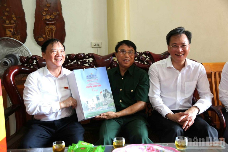 Phó Chủ tịch Quốc hội tặng quà thương binh Nguyễn Văn Hiễn, thôn La Uyên, xã Vũ Thư (Hưng Yên). ndo_br_2.jpg