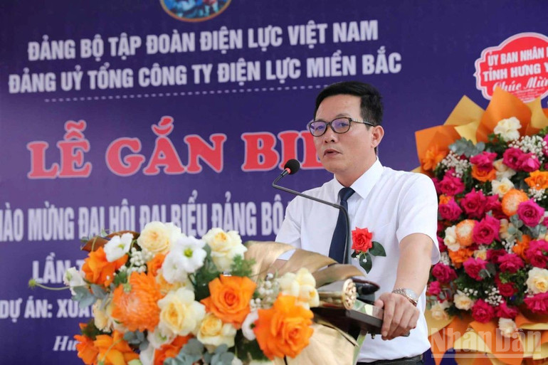 Ông Trương Công Diệm, Giám đốc Công ty Điện lực Hưng Yên phát biểu ý kiến tại lễ gắn biển. ndo_br_3-6907.jpg