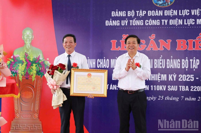 Phó Chủ tịch Thường trực Ủy ban nhân dân tỉnh Hưng Yên Nguyễn Quang Hưng trao Bằng khen cho Công ty Điện lực Hưng Yên. ndo_br_1-6969.jpg