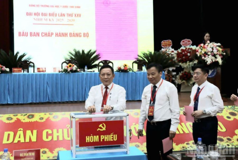 Các đại biểu bỏ phiếu bầu Ban chấp hành Đảng bộ trường Đại học Y Dược Thái Bình, nhiệm kỳ 2025-2030. ndo_br_4.jpg