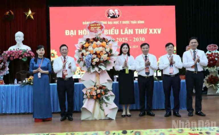 Đại diện Đảng bộ Ủy ban nhân dân tỉnh Thái Bình chúc mừng Đại hội. ndo_br_1.jpg