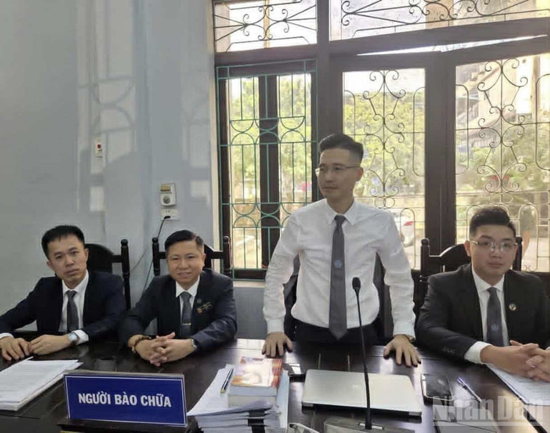 Luật sư Lê Hồng Hiển tranh luận tại phiên tòa phúc thẩm. ndo_br_download-7873.jpg