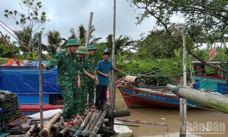 Chiến sĩ Đồn Biên phòng Cửa khẩu cảng Diêm Điền giúp dân neo đậu phương tiện tránh trú bão. ndo_br_1.jpg