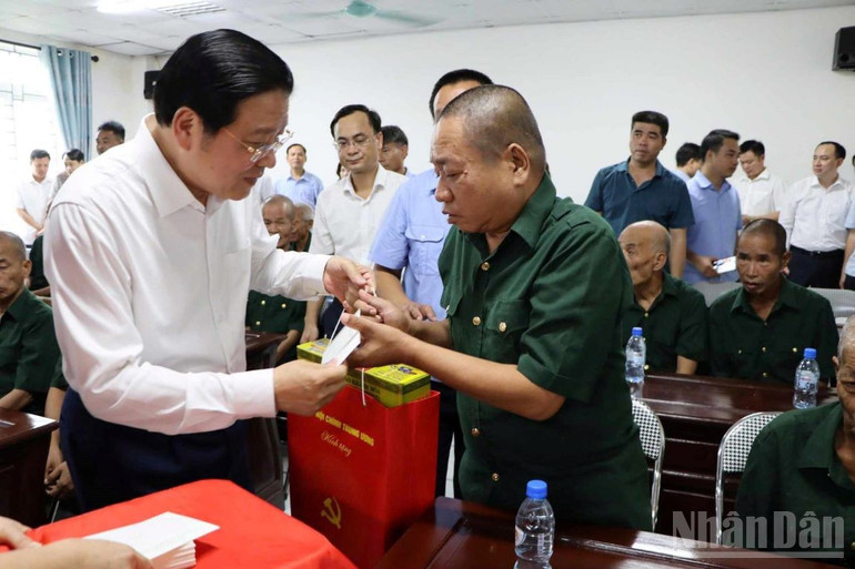 Trưởng Ban Nội chính Trung ương Phan Đình Trạc trao quà cho các thương binh, bệnh binh tại Trung tâm Điều dưỡng, chăm sóc người có công tỉnh Hưng Yên. ndo_br_4.jpg
