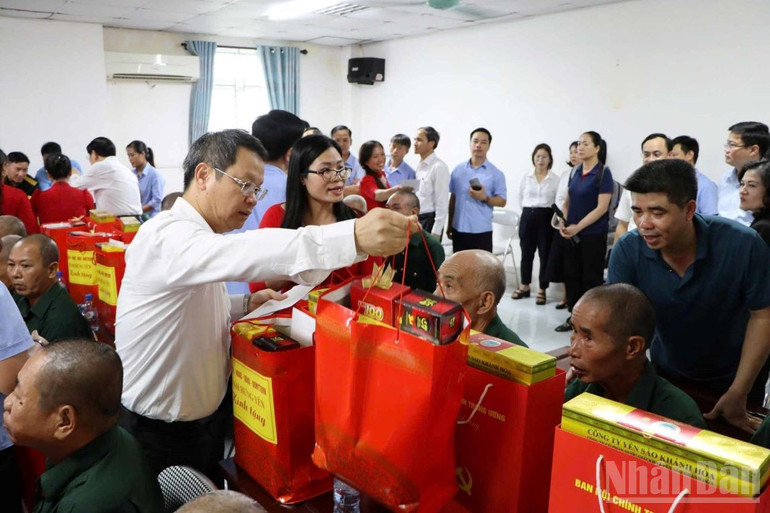 Đồng chí Nguyễn Mạnh Hùng, Phó Bí thư Tỉnh ủy Hưng Yên, Chủ tịch Ủy ban Mặt trận Tổ quốc Việt Nam tỉnh tặng quà tại Trung tâm Bảo trợ xã hội tổng hợp Thái Bình. ndo_br_5.jpg