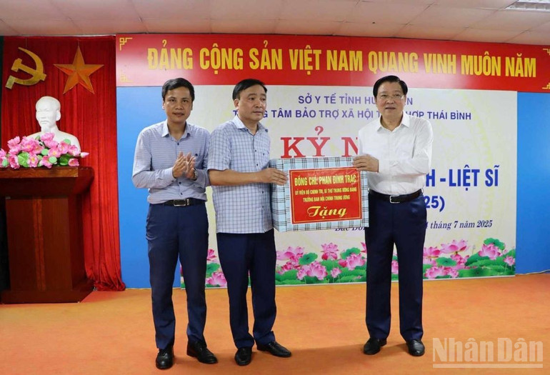 Đồng chí Phan Đình Trạc trao quà cho Trung tâm Bảo trợ xã hội tổng hợp Thái Bình. ndo_br_2-6372.jpg