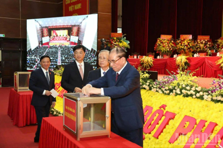 Trước phiên khai mạc chính thức Đại hội, các đại biểu Trung ương và địa phương đã tiến hành quyên góp, ủng hộ đồng bào chịu hậu quả lũ lụt tại các tỉnh, thành phố. ndo_br_2.jpg