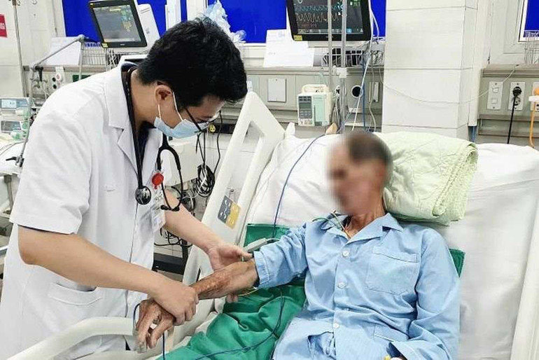 Ba trường hợp điều trị tại Bệnh viện Bạch Mai được theo dõi sức khỏe chặt chẽ. (Ảnh : NGUYÊN HÀ) 2.jpg