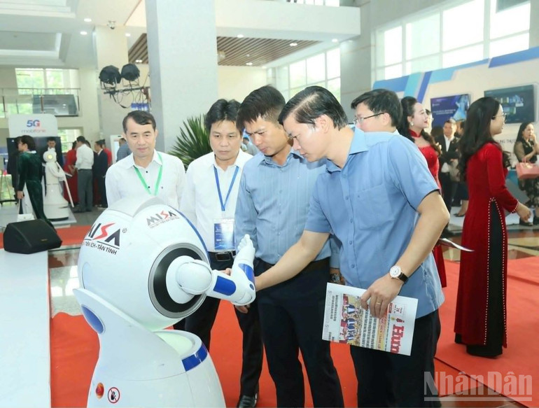 ফোরামের পাশেই একটি ডিজিটাল প্রদর্শনী রয়েছে যেখানে কৌশলগত অংশীদারদের ১১টি বুথ রয়েছে যেমন: ভিয়েটেল, ভিএনপিটি, এমআইএসএ, টিএইচ ট্রু... ndo_br_5.jpg