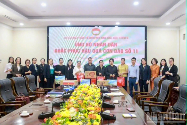 Trao quà trị giá 30 triệu đồng cho Ủy ban Mặt trận Tổ quốc Việt Nam tỉnh Thái Nguyên. ndo_br_download.jpg