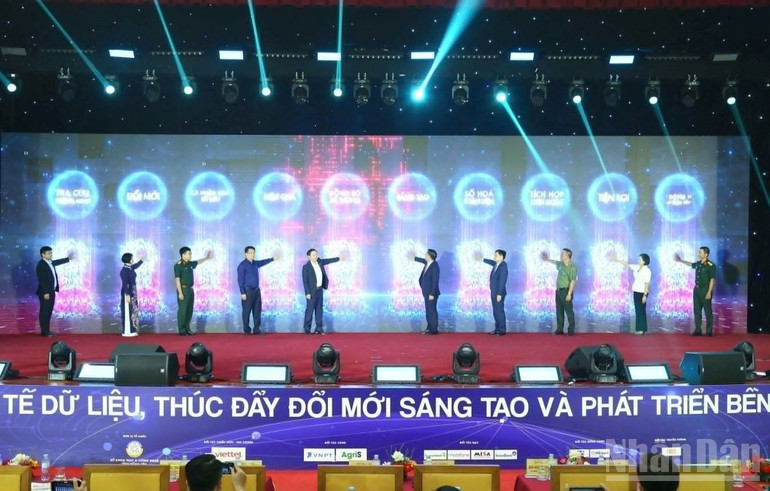 হাং ইয়েন প্রদেশের ভার্চুয়াল সহকারী প্ল্যাটফর্মের উদ্বোধনী অনুষ্ঠান। ndo_br_6.jpg