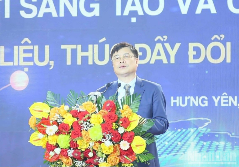 হুং ইয়েন প্রাদেশিক গণ কমিটির ভাইস চেয়ারম্যান ফাম ভ্যান এনঘিয়েম ফোরামে উদ্বোধনী ভাষণ দেন। ndo_br_1.jpg