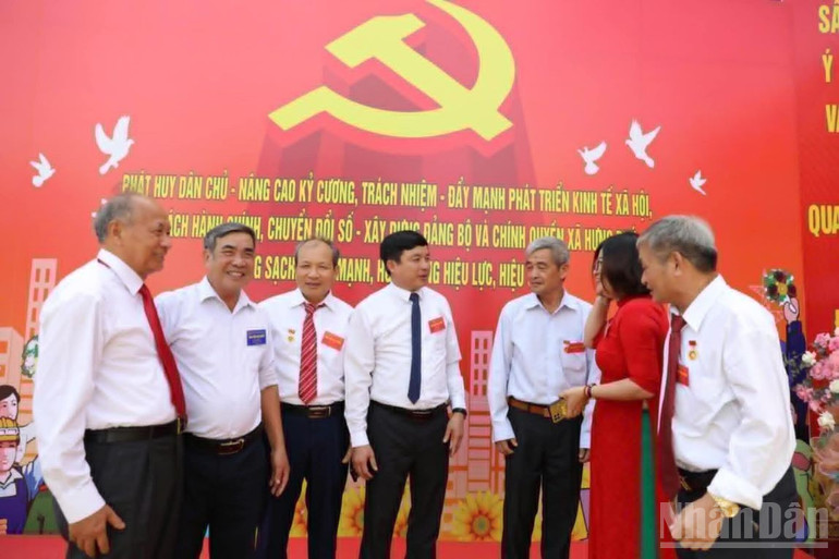Các đại biểu tham dự Đại hội Đảng bộ xã Hưng Phú trao đổi bên lề Đại hội. ndo_br_5-9007.jpg