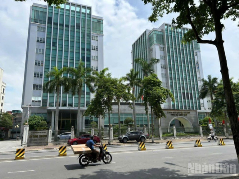 Sở Công thương tỉnh Hưng Yên, Sở Tài chính tỉnh Hưng Yên (khu vực tỉnh Thái Bình cũ) đã chủ động bố trí phương tiện đưa đón cán bộ, công chức, người lao động sang làm việc tại tỉnh mới. ndo_br_1-9682.jpg
