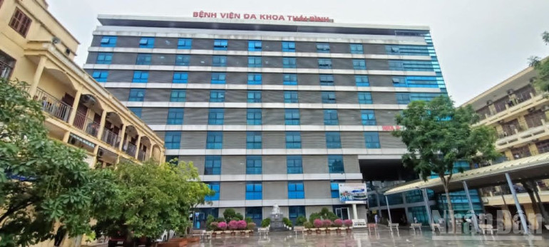 Thiết kế tòa nhà H bất hợp lý, lưu thông không khí kém, sử dụng vách kính hấp thụ nhiệt rất lớn. ndo_br_1-4933.jpg