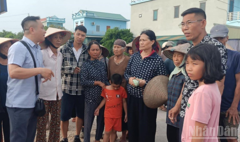 Phóng viên Báo Nhân Dân gặp gỡ, tiếp nhận ý kiến của người dân thôn Phú Lễ Thượng. ndo_br_1.jpg