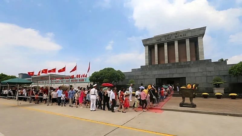 Hà Nội phân luồng giao thông, bổ sung bãi đỗ xe khu vực Lăng Bác