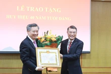 Đồng chí Lê Minh Hưng trao tặng Huy hiệu 40 năm tuổi đảng và chúc mừng đồng chí Nguyễn Quang Dương.