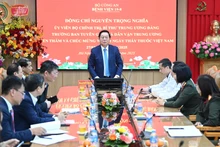 Đồng chí Nguyễn Trọng Nghĩa, Ủy viên Bộ Chính trị, Bí thư Trung ương Đảng, Trưởng Ban Tuyên giáo và Dân vận Trung ương phát biểu chúc mừng đội ngũ cán bộ nhân viên y tế tại Bệnh viện 19/8. (Ảnh: THẾ ĐẠI) 