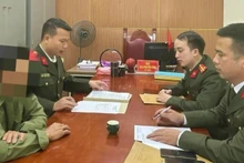 Người đàn ông 54 tuổi ở thị trấn Hoàn Lão, huyện Bố Trạch bị xử phạt hành chính về hành vi livestream trên Facebook để “chốt” đo nồng độ cồn. (Ảnh: Công an Quảng Bình)