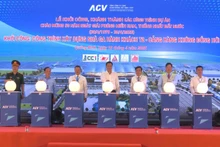 Các đại biểu thực hiện nghi thức khởi công dự án Nhà ga T2 - Cảng hàng không Đồng Hới.