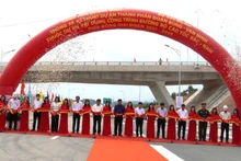 Các đại biểu cắt băng thông xe kỹ thuật dự án thành phần cao tốc bắc-nam phía đông đoạn Bùng-Vạn Ninh, tỉnh Quảng Bình.