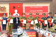 Chủ tịch Ủy ban nhân dân tỉnh và Giám đốc Công an Quảng Bình trao thưởng các tập thể có thành tích xuất sắc trong thực hiện chuyên án. (Ảnh: công an Quảng Bình)