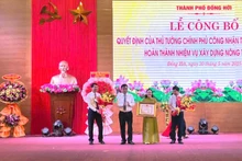 Thừa ủy quyền của Thủ tướng Chính phủ, lãnh đạo tỉnh Quảng Bình trao bằng công nhận thành phố Đồng Hới hoàn thành xây dựng nông thôn mới