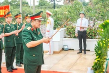 Thượng tướng Võ Minh Lương, Ủy viên Trung ương Đảng, Thứ trưởng Quốc phòng dâng hương viếng các liệt sĩ