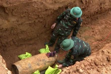 Quả bom lớn còn sót lại sau chiến tranh được phát hiện tại thị trấn Nông trường Việt Trung (Quảng Bình).