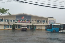 Xe ô-tô chờ trung chuyển khách đi tàu tại ga Đồng Hới trong sáng nay.